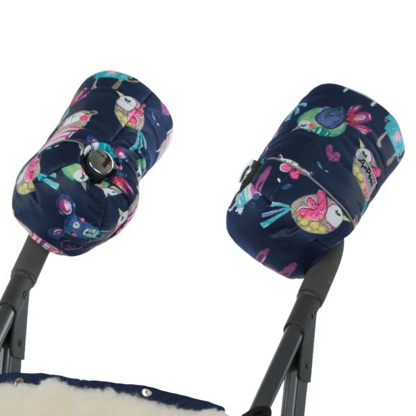 Муфти-рукавички на візок DoRechi малюнки на блакитному тлі (1875) Муфти-рукавички на візок DoRechi малюнки на блакитному тлі (1875)