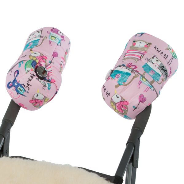 Муфти-рукавички на коляску DoRechi малюнки на рожевому фоні (1858) Муфти-рукавички на коляску DoRechi малюнки на рожевому фоні (1858)